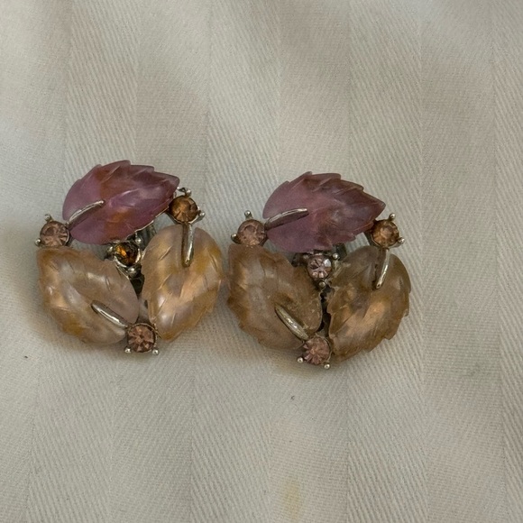 Lisner 1950s Silver and Purple Leaf Clip On Earrings - Picture 5 of 10